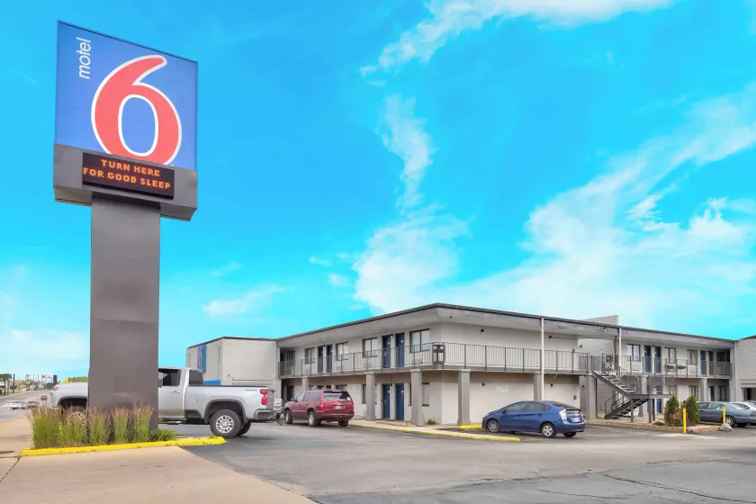 Motel 6-Villa Park, IL - Chicago West - Image 1