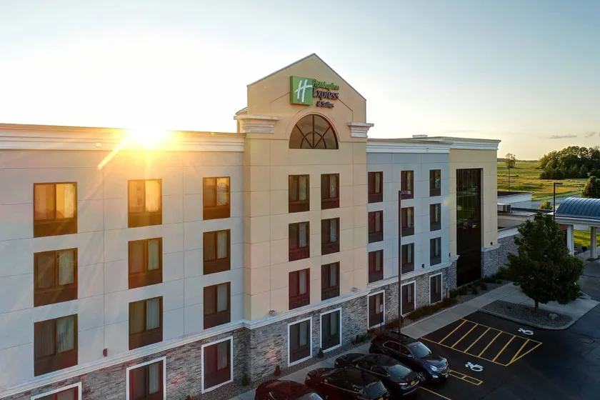 Holiday Inn Express and Suites Batavia by IHG - Image 1
