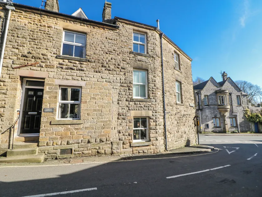 Corner Cottage - Image 1