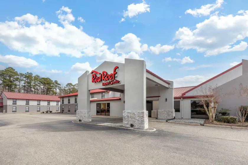 Red Roof Inn & Suites Newport News - Image 1