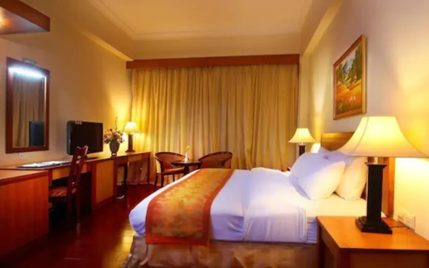 Golden View Hotel - Image 1