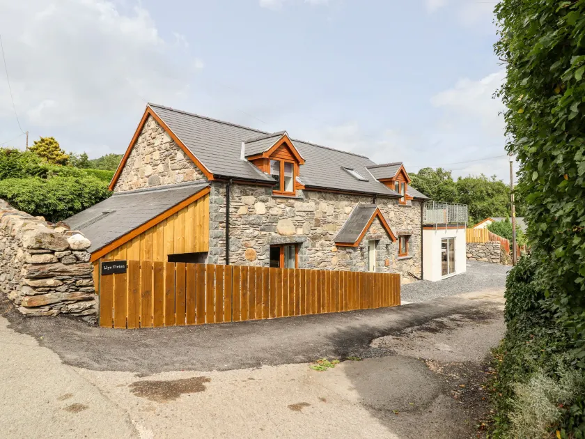 Llys Tirion - Image 1