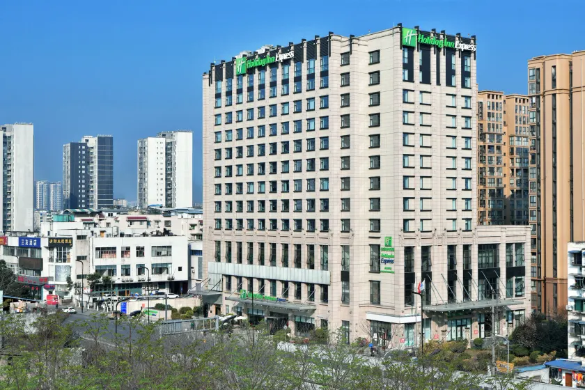 Holiday Inn Express Chengdu Huanhuaxi by IHG-Near Jinsha Site Musem,Near Wuhou Temple Museum,Welcome drinks,Free gym,Free self-service laundry - Image 1
