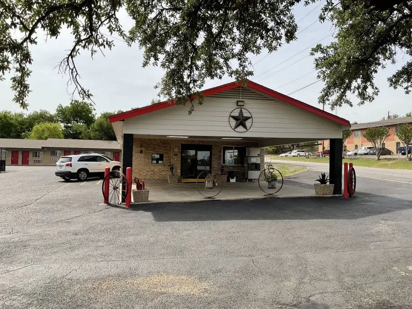 Glen Rose Inn and Suites - Image 1