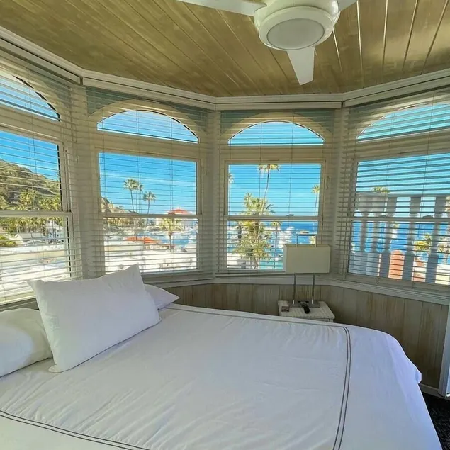 Glenmore Plaza Hotel - Image 1