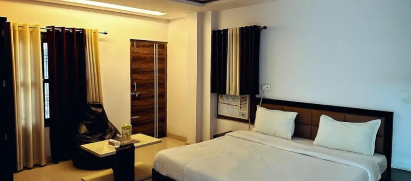 Hotel Pink Paradise - Image 1