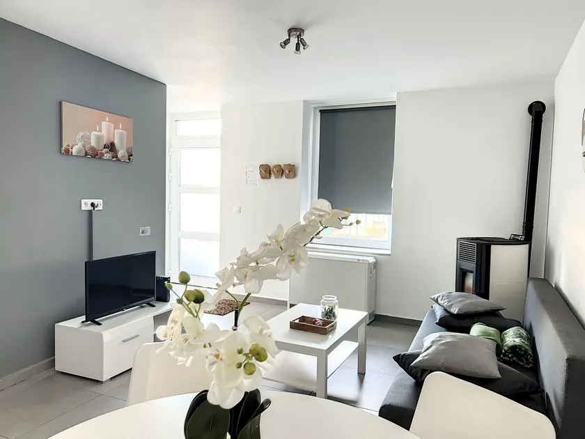 House With Free Parking 15min From The Airport - Image 1