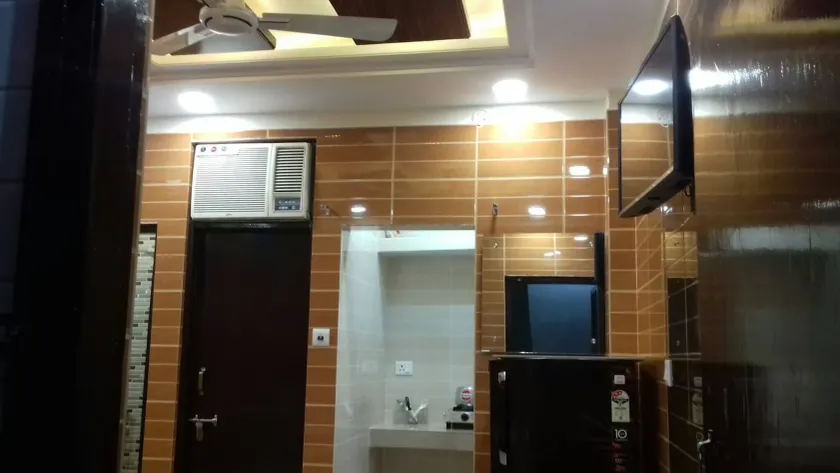 Posh, Nice Foreigner Area Lajpat Ngar Luxury Room - Image 1