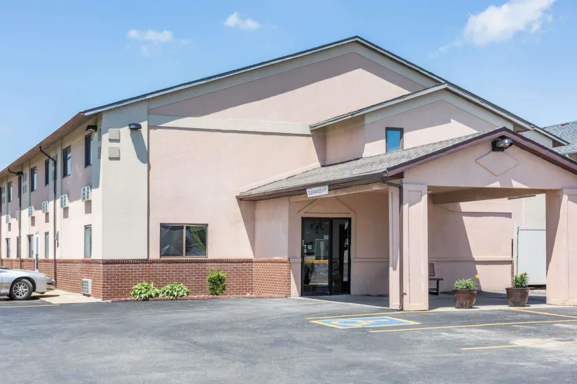 Super 8 by Wyndham Osceola IA - Image 1