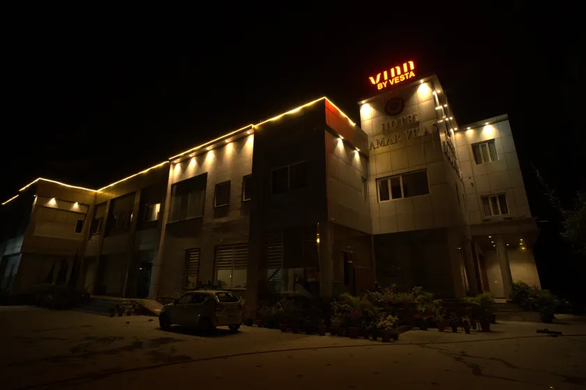Amarvilas Hotel & Resort - Image 1