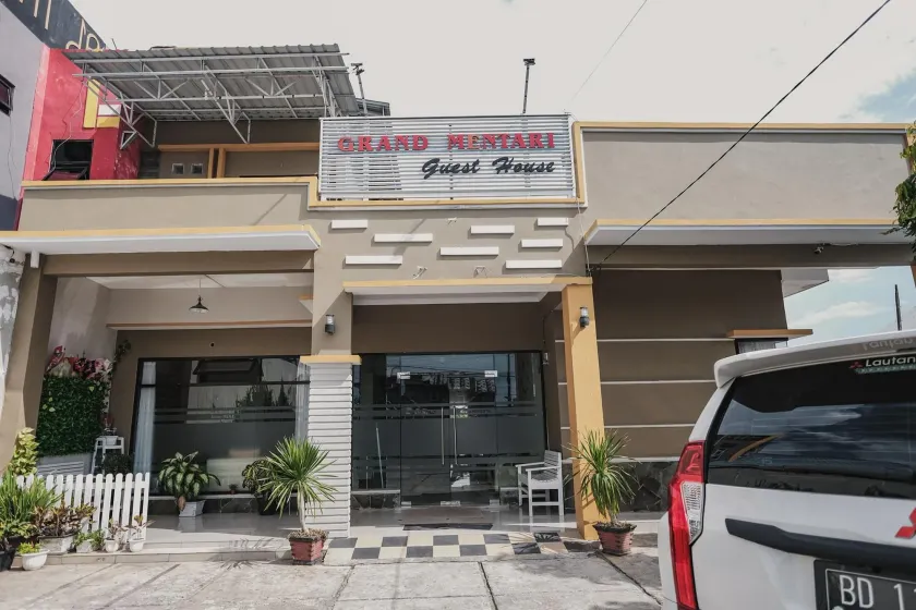 RedDoorz Syariah at Hotel Grand Mentari - Image 1