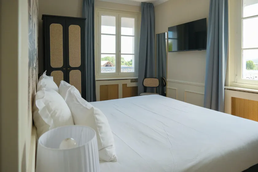 Best Western Le Cheval Blanc -Vue sur le port-plein centre ville - Image 1