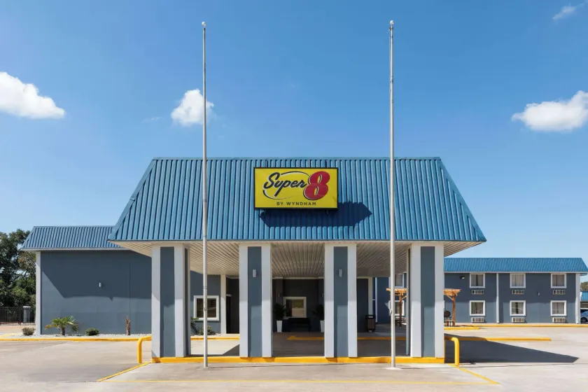 Super 8 by Wyndham Buffalo - Image 1