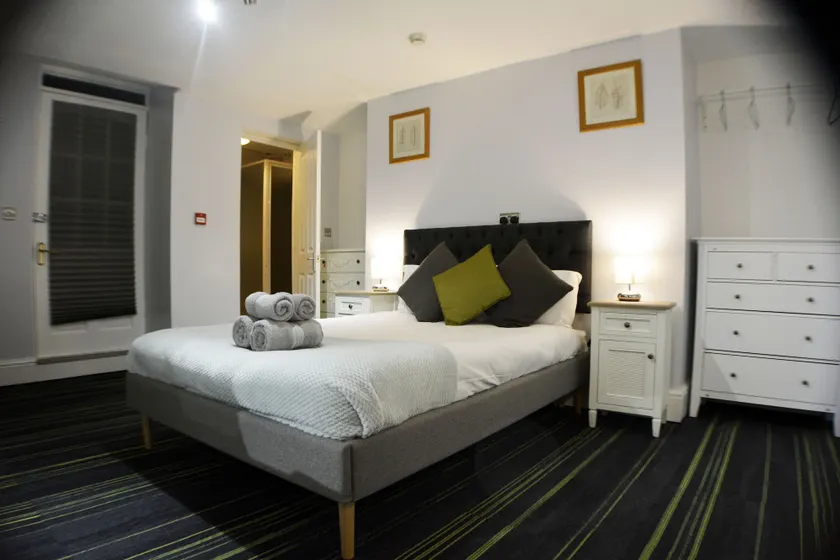Queens Guesthouse Manchester - Image 1