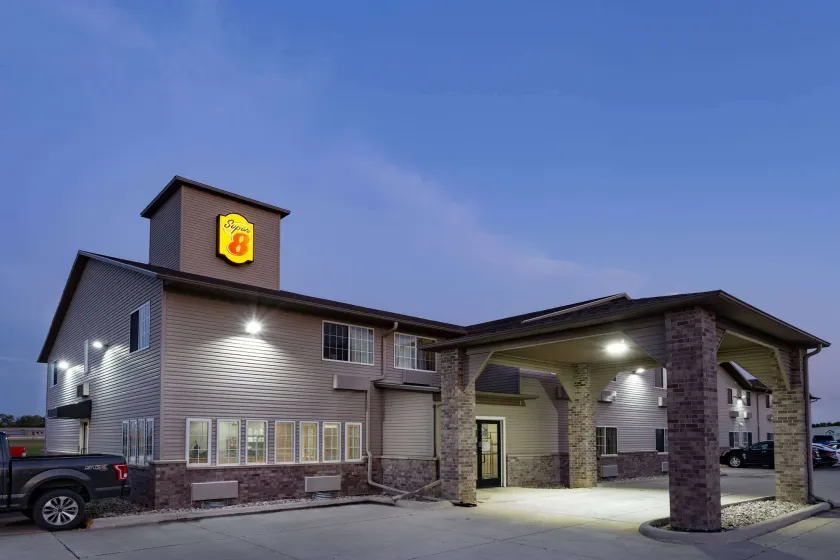 Super 8 by Wyndham Fort Dodge IA - Image 1