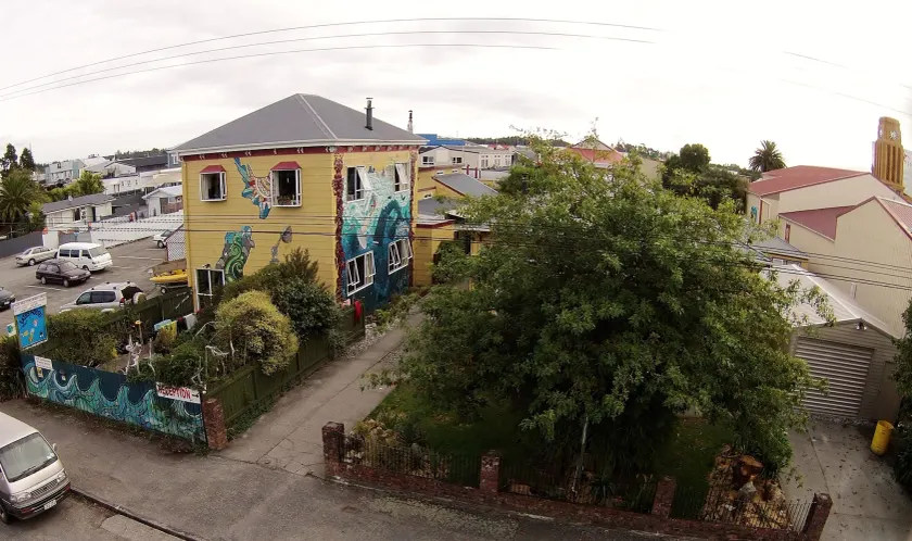 Bazil's Backpackers BBH Hostel & Surf School - Image 1