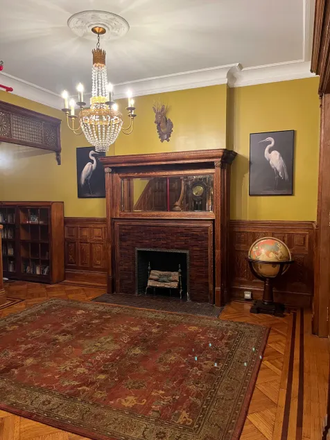 Hamilton House Inn & Apartments - Image 1