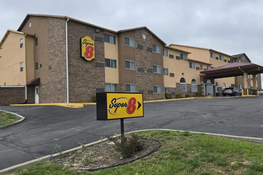 Super 8 by Wyndham Kansas City - Image 1