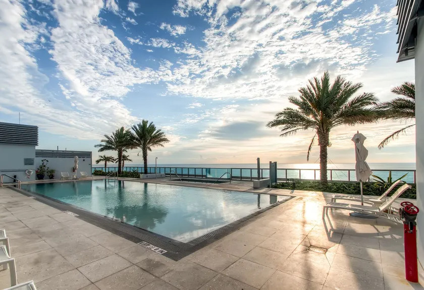 Churchill Suites Monte Carlo Miami Beach - Image 1