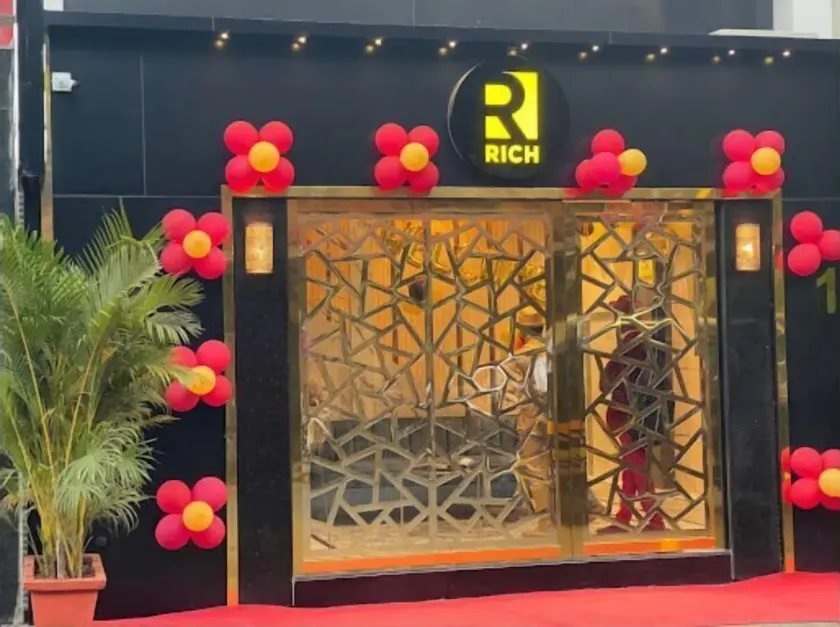 Rich Hotel - Image 1