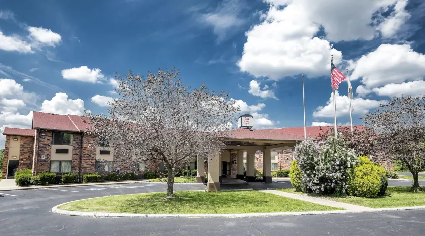 Red Roof Inn & Suites Hermitage - Image 1