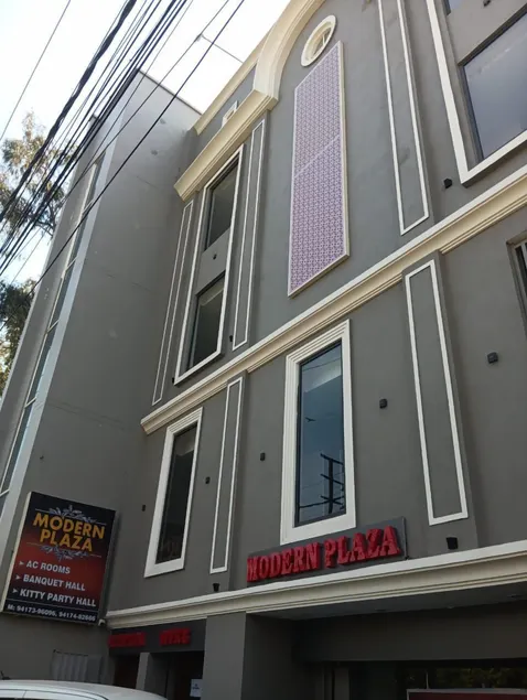 Hotel Modern Plaza - Image 1