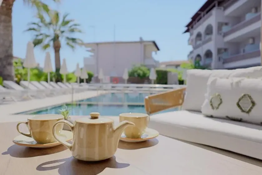 Hotel Tropical - Image 1