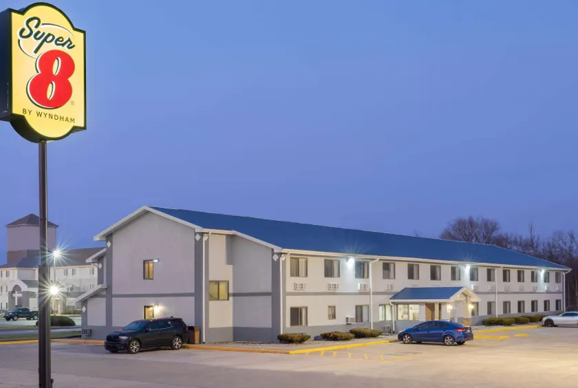 Super 8 by Wyndham Danville - Image 1