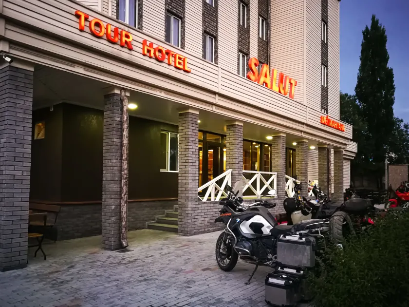 Salut Hotel - Image 1