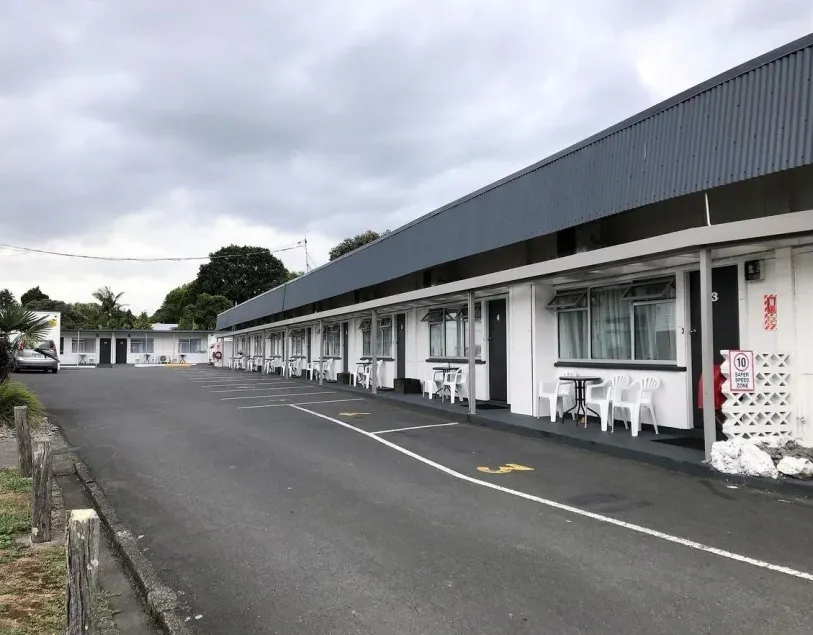 Central Court Motel - Image 1