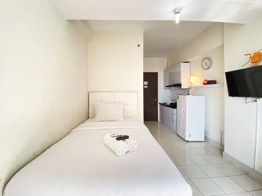 Homey Studio Room at Harvard Jatinangor Apartment By Travelio - Chambre