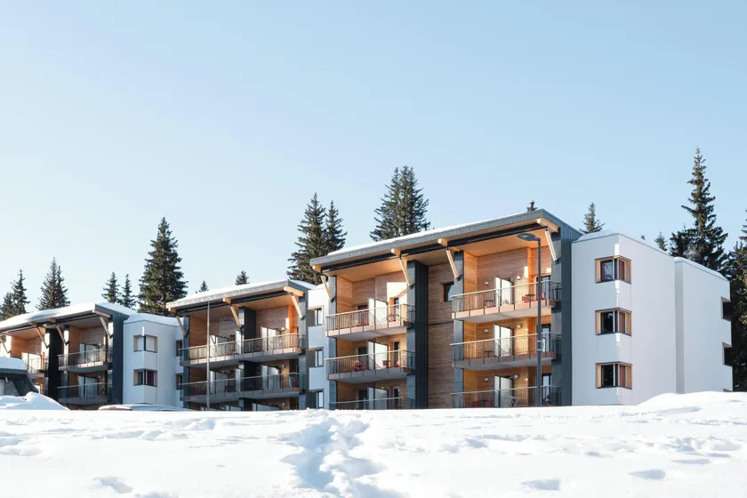 Belambra Club Les Embrunes - Demi-pension et remontées mécaniques - Logement Premium 1 chambre 2 adultes 1 enfant avec balcon - Bâtiment Aravis - Image 1