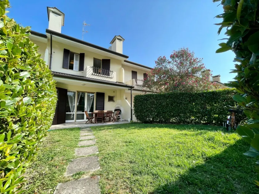 Colorful house with pool and garden - Image 1