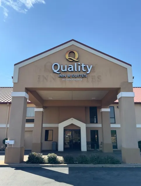 Quality Inn & Suites Pine Bluff - Image 1
