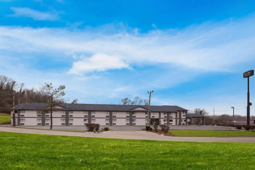 Red Lion Inn & Suites Caseyville - Image 1