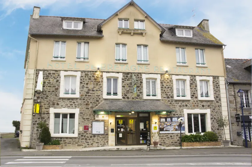 Logis Hôtel Le Bretagne - Image 1