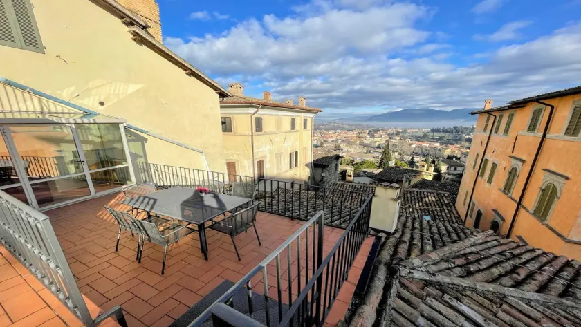 6 guests apt with terrace in pedestrian historic centre of Spoleto - Image 1