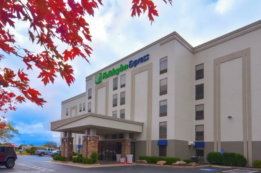 Holiday Inn Express & Suites Fayetteville University of Arkansas Area by IHG - Image 1
