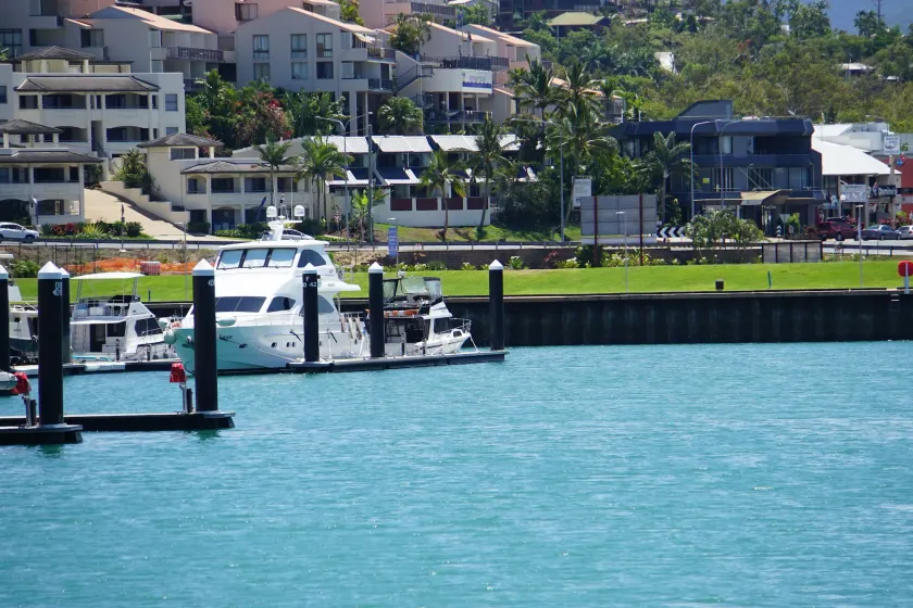 Airlie Seaview Apartments - Image 1