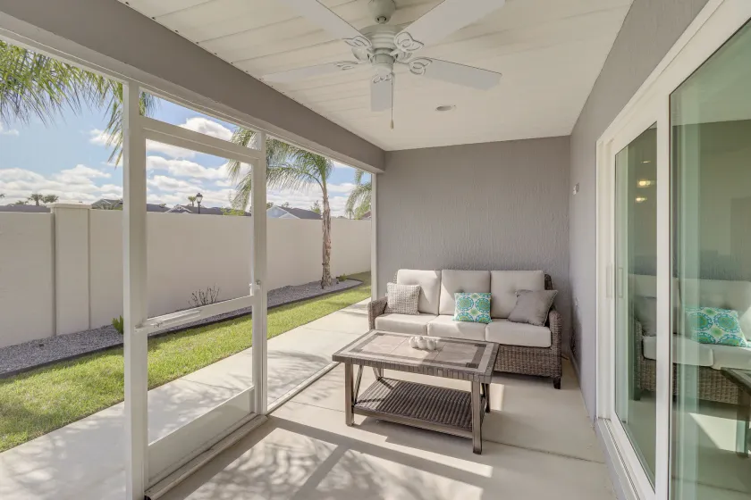 Community Pool & Tennis Court: Gem in The Villages - Interior
