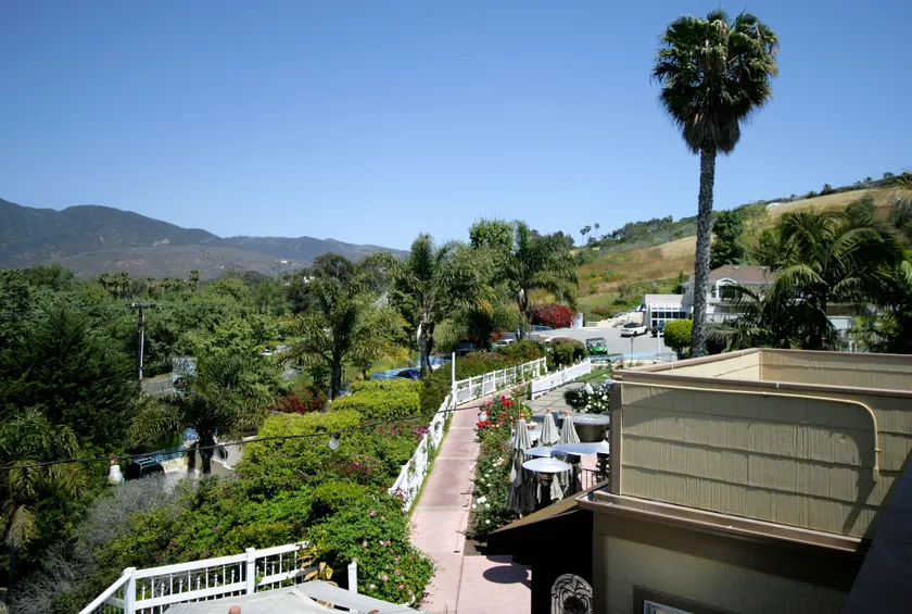Malibu Country Inn - Image 1