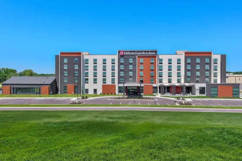 Hilton Garden Inn Kansas City Riverside - Image 1