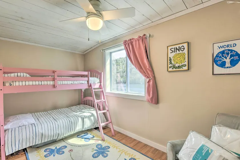 Lakefront Retreat w/ Large Yard & Boat Dock! - Interiør