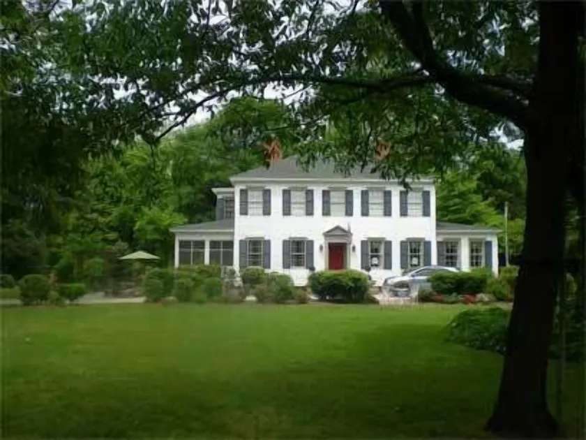Oak Manor Inn - Image 1