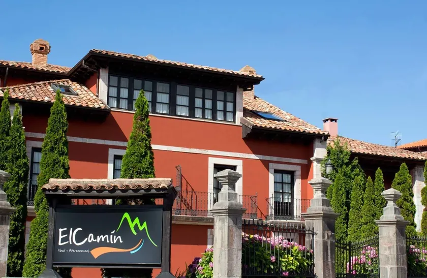 Hotel y Apartamentos El Camín - Image 1