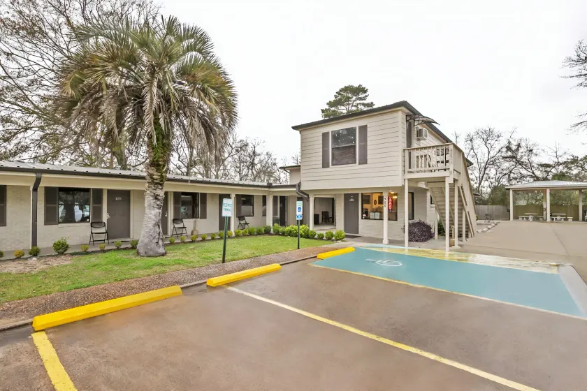 OYO Hotel Sulphur LA Hwy 90 West - Image 1
