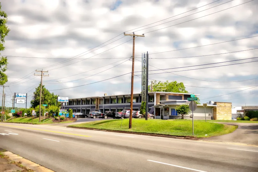 Riverside Inn and Suites - Image 1