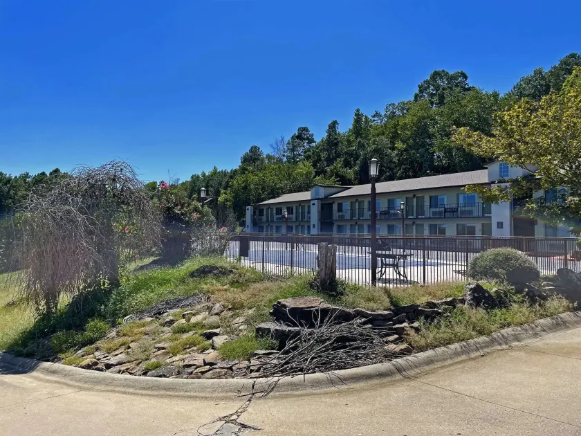 Quality Inn Clinton North - Image 1