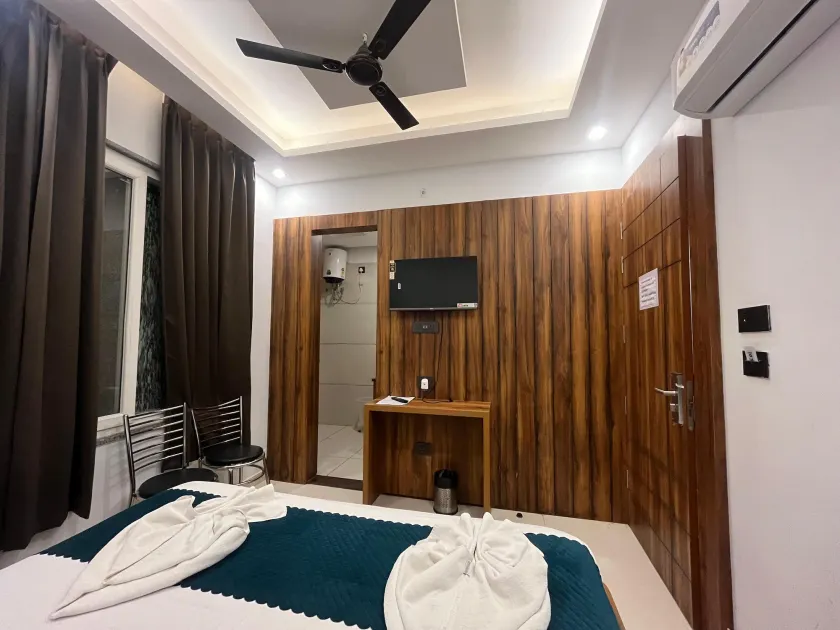 Hotel Vaidik Ganga - Image 1