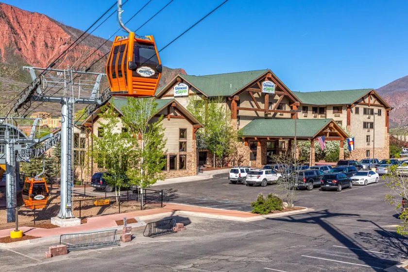 Hotel Glenwood Springs - Image 1